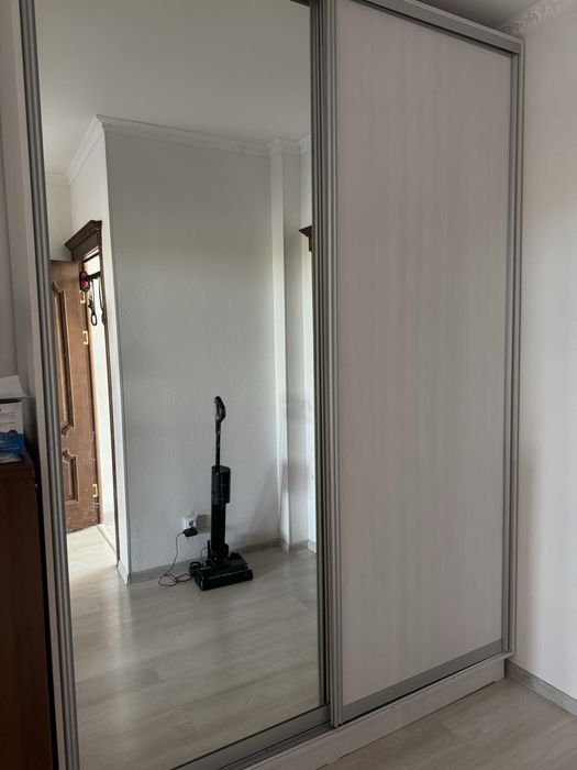Продам шкаф - купе с зеркалом, 2.6 *1.8