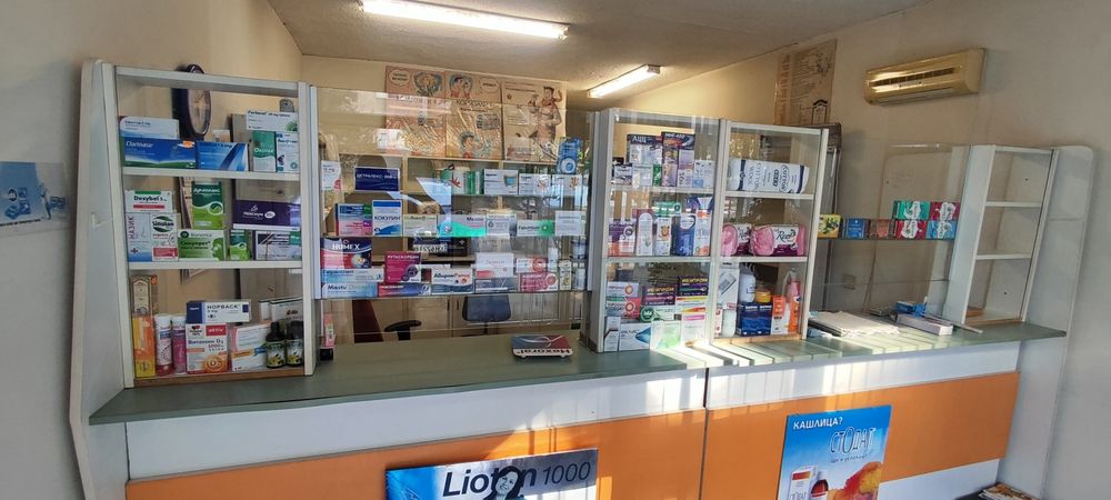 Обзавеждане за малка Аптека витрини щанд маси рафтове