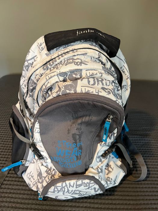 Ученическа/студентска раница с 3 разделения и място за лаптоп.