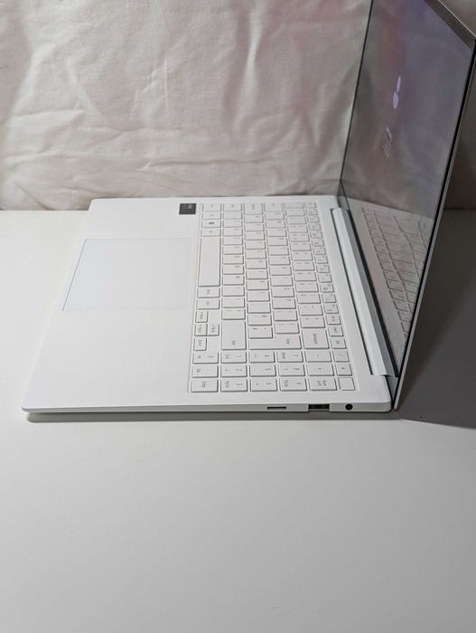Laptop Samsung Galaxy Book 2 Pro special edition (950XGK) | Intel Ultra 7 | 16GB RAM DDR5 | 512GB SSD | Baterie 93 cicluri | Ecran OLED FHD