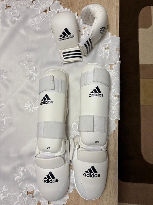 Vand manusi si tibiere cu botosei Adidas