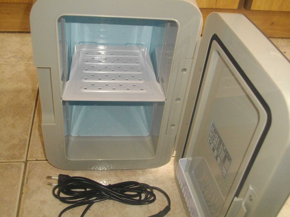 Нов Мини Хладилник-12V/220V-Изстудяване/Затопляне-За Дома/Кола