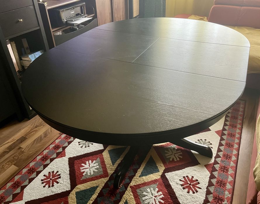 Masă rotundă extensibilă IKEA – elegantă și practică