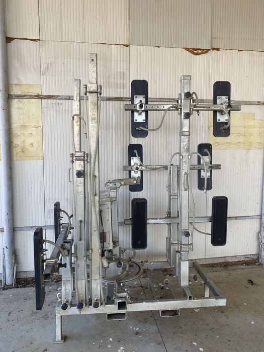 Dispozitiv vacum pentru manipularea panourilor sandwici ventuze