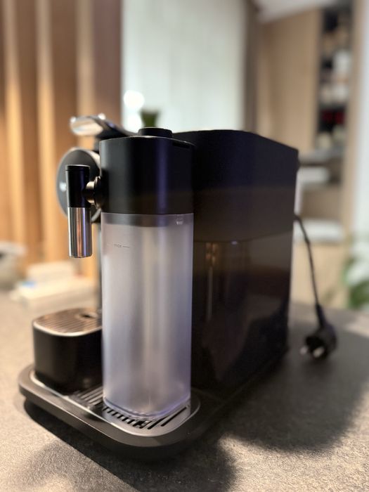 Espressor DeLonghi Nespresso Gran Lattissima Negru Elegant