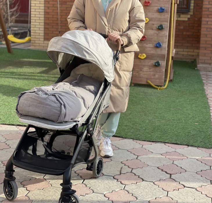 Продам детскую Коляска Joie Tourist