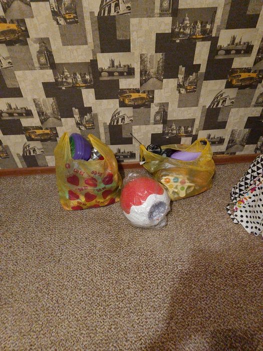 Продам игрушки за 2 кг карамелек