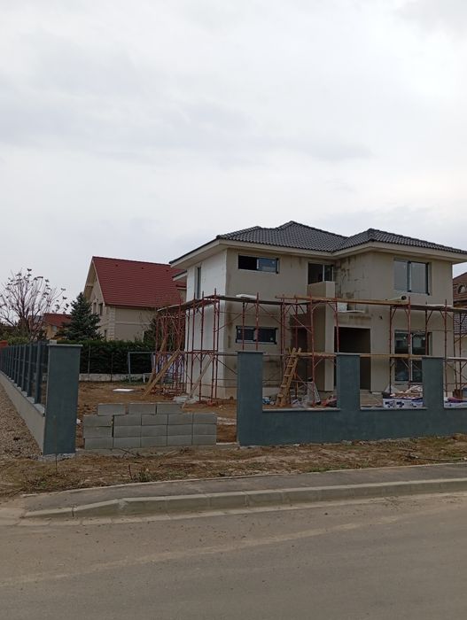 Casă cu etaj 4 camere , zona Oncea.