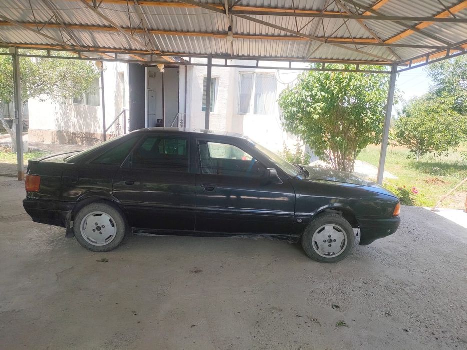 Автомобиль ауди 80