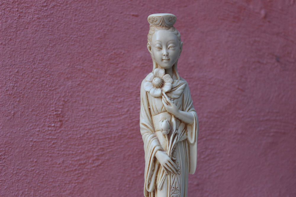 Figurina CHINA - GUANYIN, baza lemn, lucrata manual