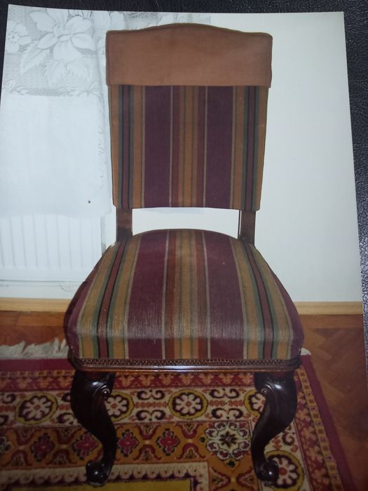 Mobilă sufragerie: masă cu 12 scaune,  o vitrina, două servante .