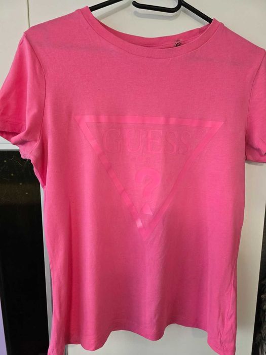 Тениска Guess размер XS, подходяща за S