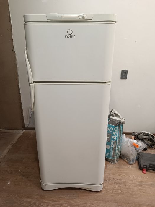 Холодильник indesit