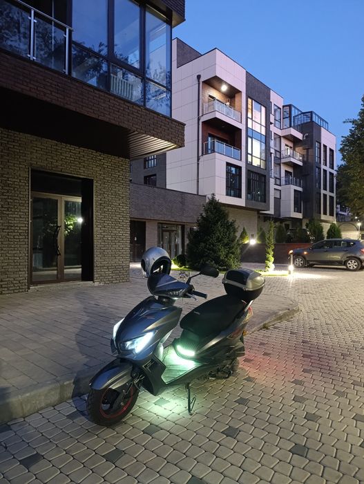 Продаю скутер M8 pro за 250.000