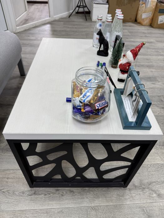 Журныльный столик для офиса