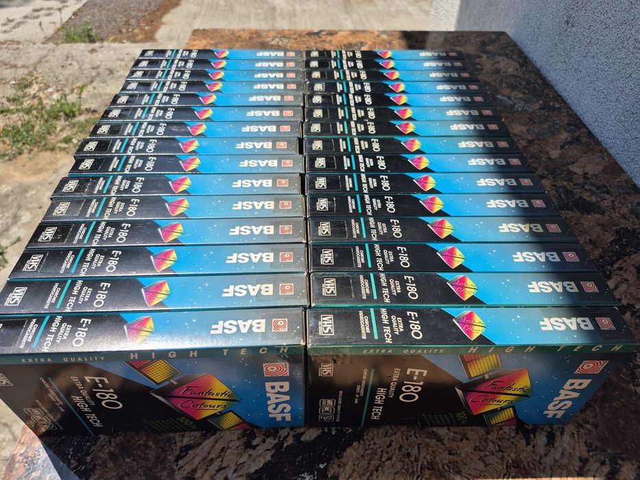 Vând 30 casete video VHS Basf,originale de colectie model de 180 minute cu filme