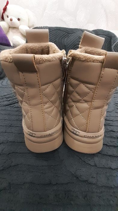 Продам  сапожки для девочек.