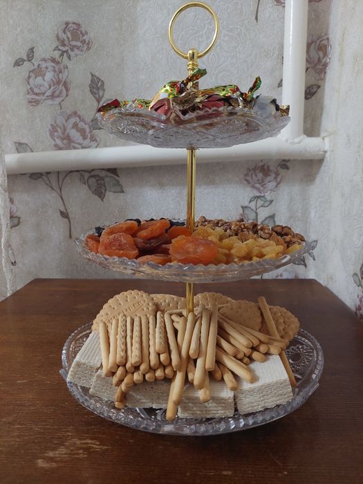 Трехъярусная конфетница.