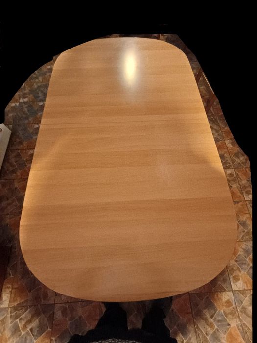 Vând masă foarte frumoasă și aspectoasă.