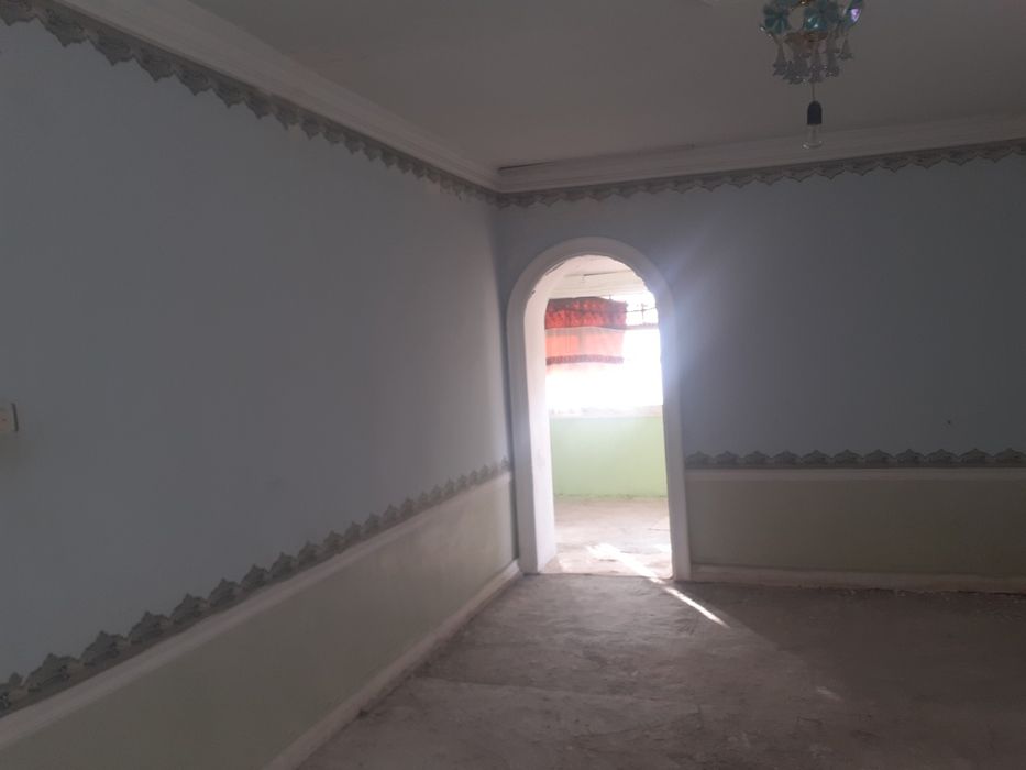 Hovli. Yashash sharoiti mavjud. Uy