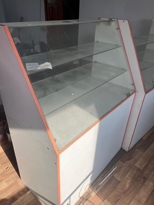 Продам Витрины , стол