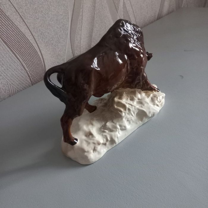 Статуэтка зубр фарфор