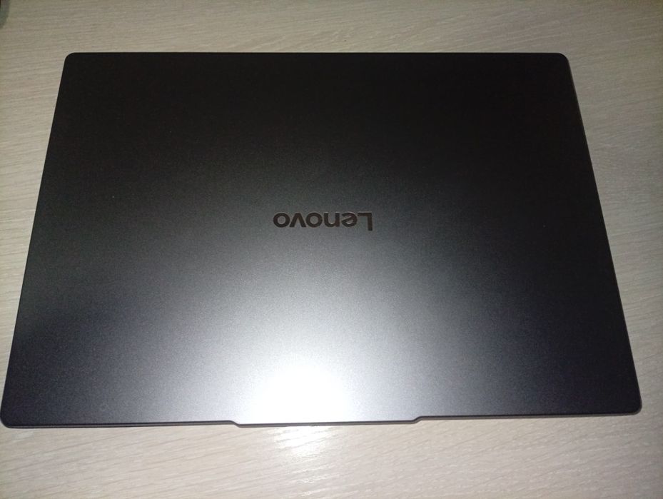В продвже ноутбук Lenovo
