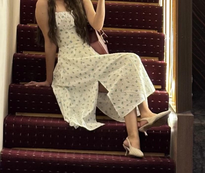 Белое платье с цветочками