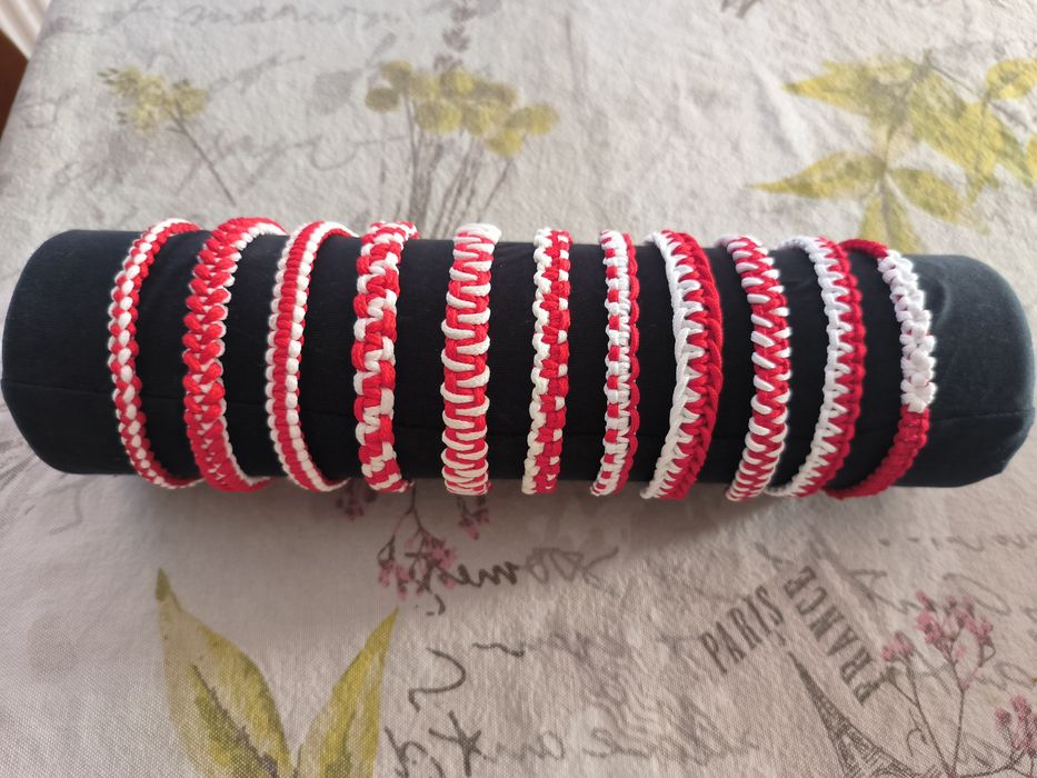 Мартеници на едро