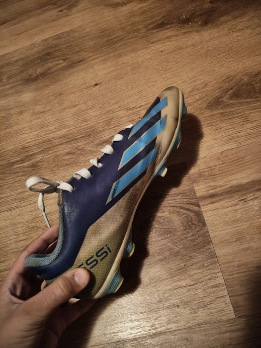 Vând ghete adidas Messi ,mărimea 40,5  detali în privat