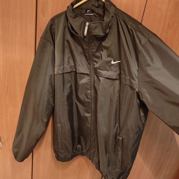 Зелена ветровка на NIKE