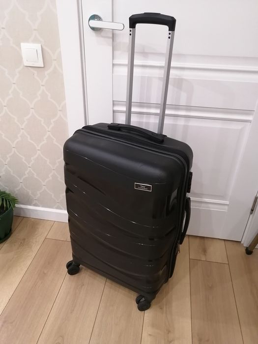 Продам средний чемодан.