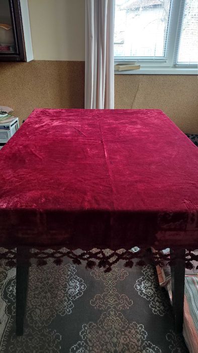 Тежка кадифена покривка за маса с фестони