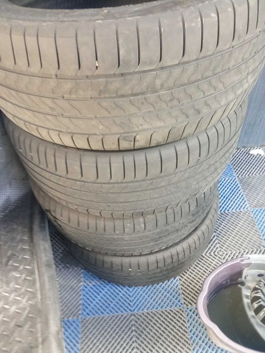 Vând set 4 cauciucuri 255/45/19.De vara, foarte puțin uzate.Pret negociabil.