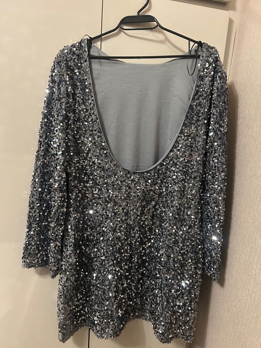 Парти рокля с пайети и изразян гръб