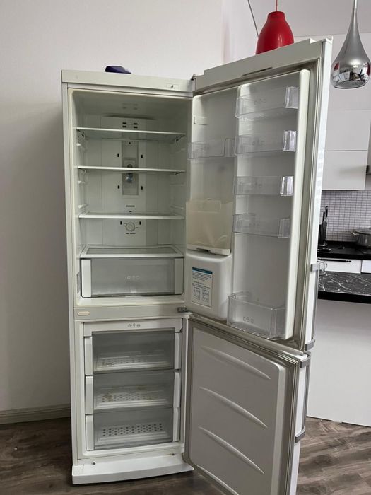 Холодильник с морозильников LG