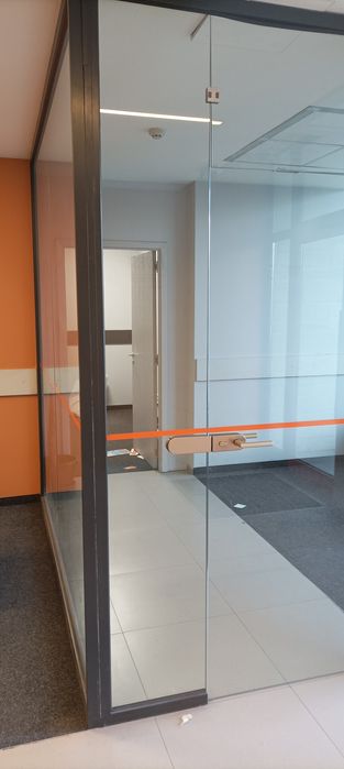 Стъклена преграда с врата