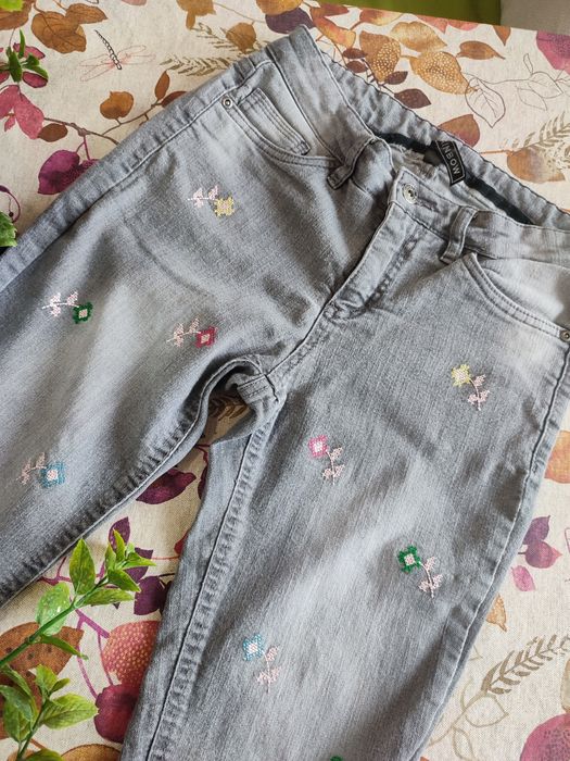 Сиви дънки на цветя