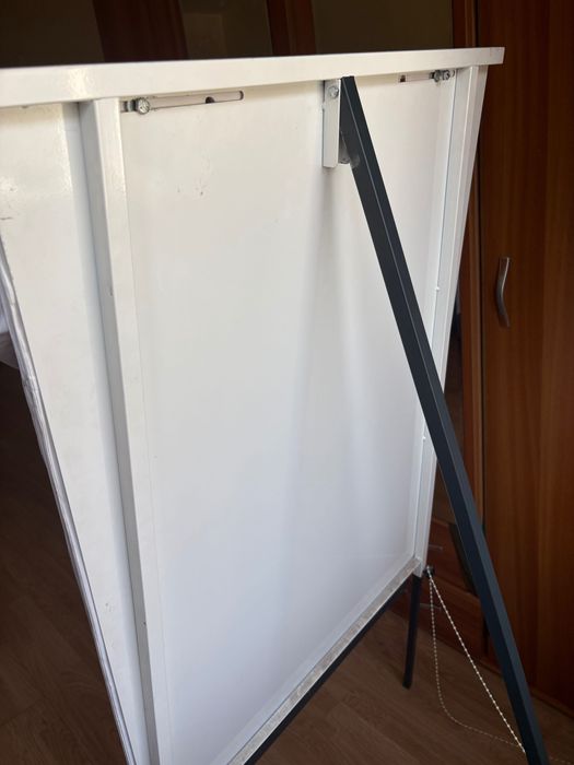 Flipchart / tablă de prezentare pe suport metalic – stare bună