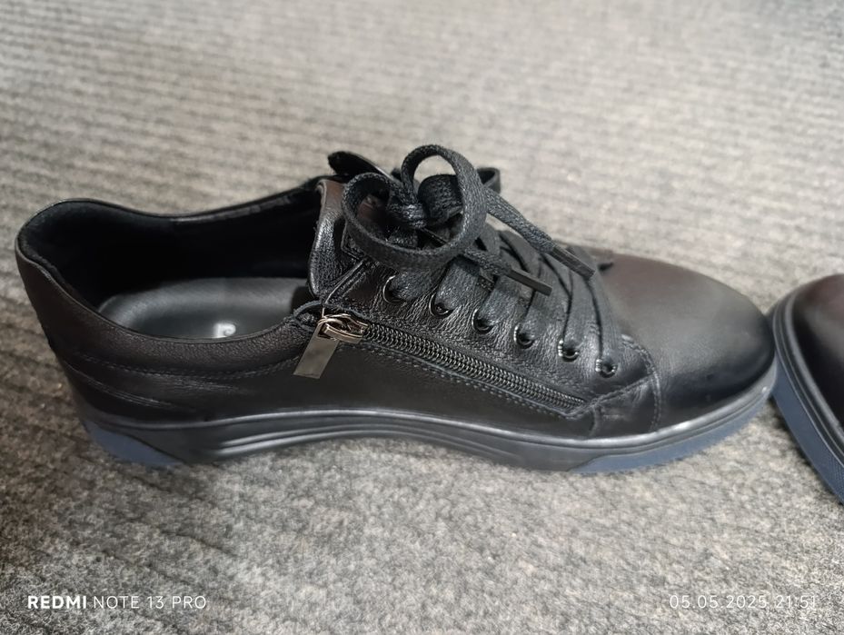 Продам кроссовки