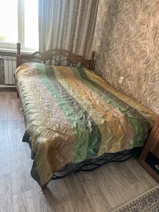 Двуспальная кровать с красивым изголовьем, крепкая