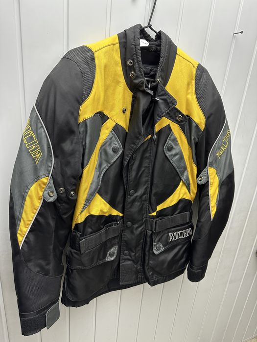 Vând geacă moto marca Richa, mărimea M, în stare foarte bună full protectii