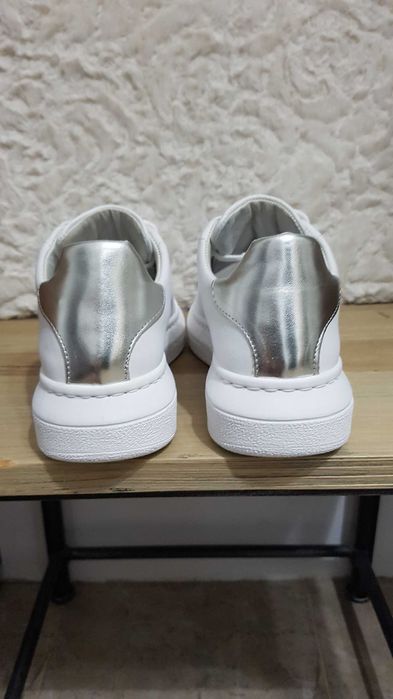 Маратонки от естествена кожа.