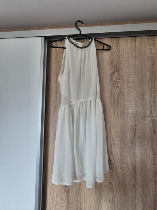 Бяла къса рокля с акцент