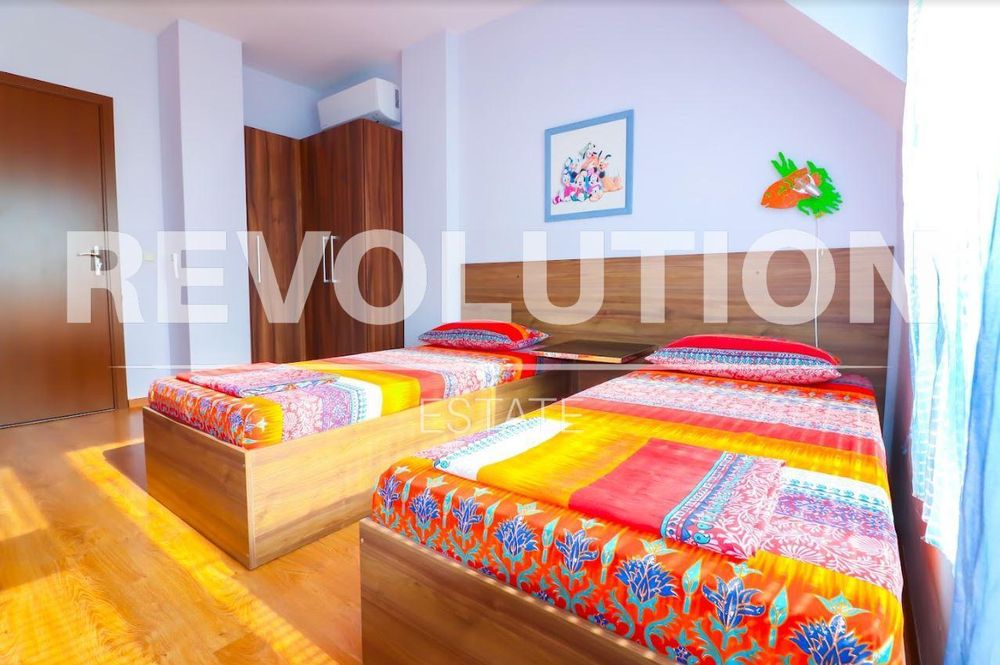 Дава се под наем Четиристаен апартамент в Варна, Център - 120 кв.м за 1196.97 € - Снимка #1