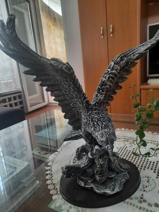 Продавам статуетка на орел /орлица- за подарък.симол на дълголетието