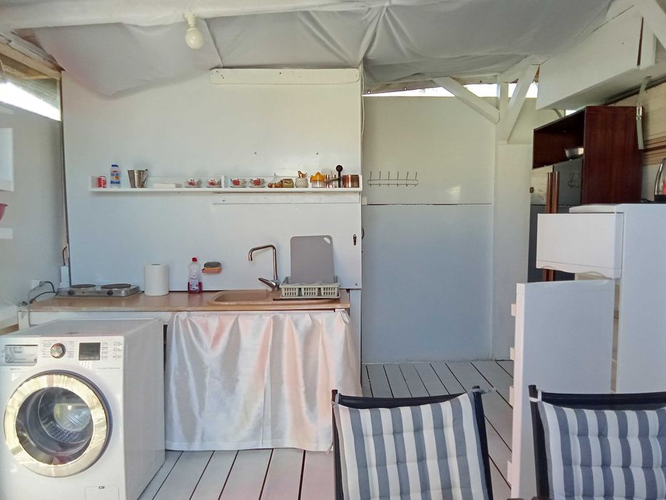 Продавам обз. каравана с веранда до плаж в Кариани. 8000 евро.