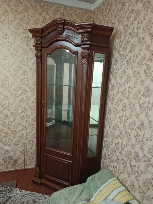 Угловой шкаф витрина