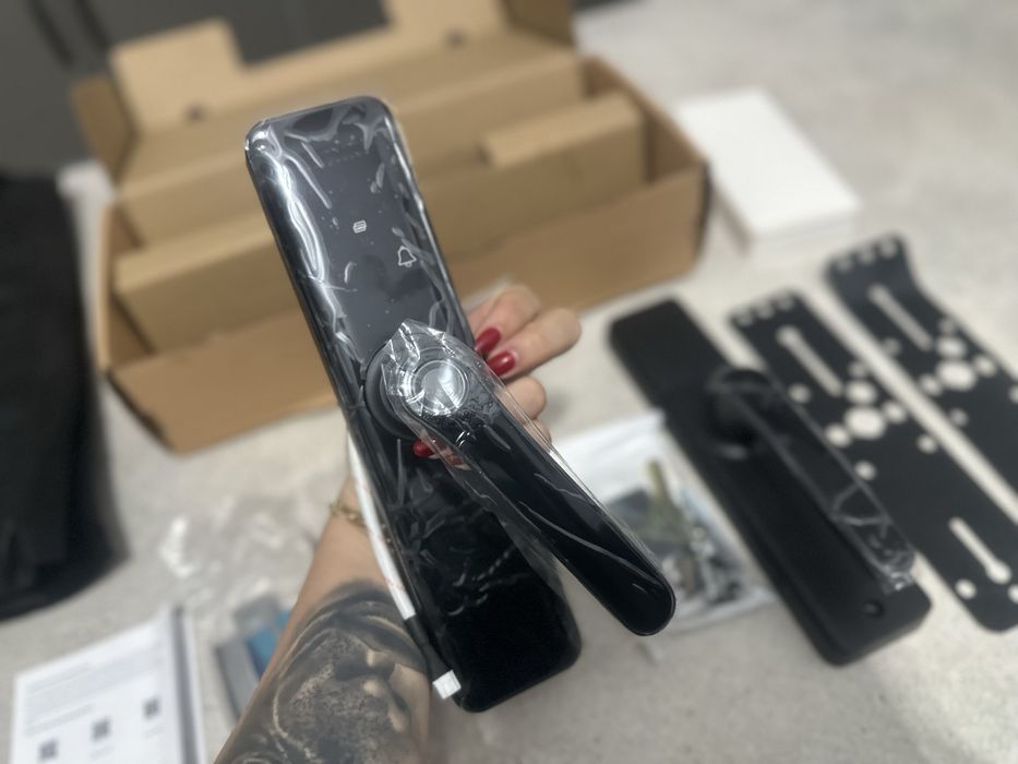 Yala inteligenta cu amprenta, control WiFi, rezistenta la intemperii