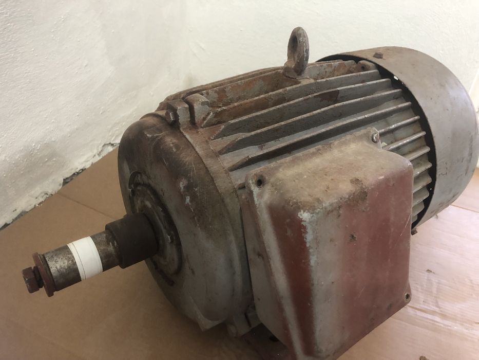 Vând motor trifazat de 13Kw cu două viteze